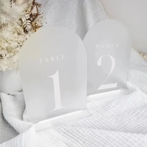 Vista 2 de Números de mesa de arco esmerilado para recepción de boda, paquete de 10 piezas de 5x7" Signos acrílicos de arco esmerilado con soporte, números