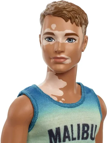 Vista 3 de Muñeca Barbie Fashionistas Ken #192 con Cabello Castaño Recortado y Vitiligo en Tank Top Malibu, Shorts y Sandalias