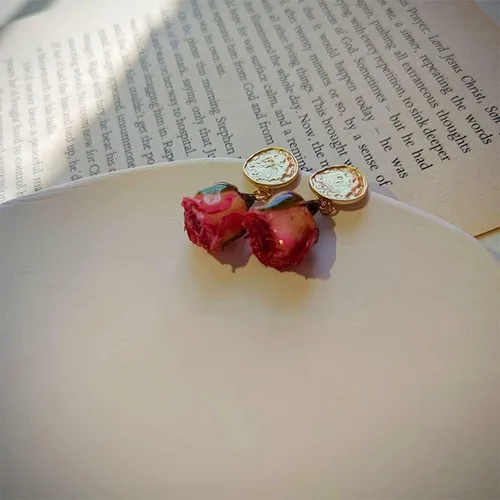 Vista 3 de Hermoso diseño de hadas súper suave pendientes de flor de rosa inmortal con envoltura de ratán de perlas