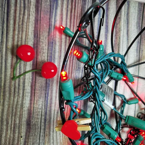 Vista 8 de Luces de Navidad de 50 LED rojas, 5.2 metros de mini luces LED de cadena, 120 V, con cable verde, luces navideñas para uso en interiores y Rojo