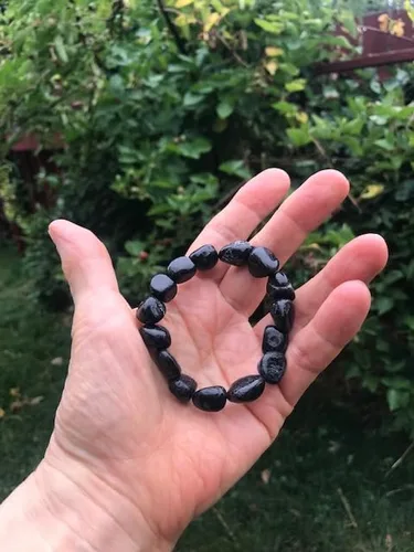 Vista 5 de Pulsera elástica con piedras pulidas de turmalina negra 8 pulgadas de largo que se ajusta cómodamente a una muñeca de 5.5 a 7 pulgadas, Piedra