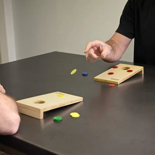 Vista 2 de GoSports mini set de juego de cornhole para mesa Coinshot