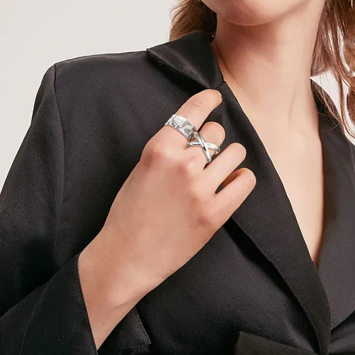 Vista 3 de FIBO STEEL Juego de 16 anillos gruesos de cúpula dorada para mujer, chapados en oro de 18 quilates, trenzados, trenzados, apilables, redondos