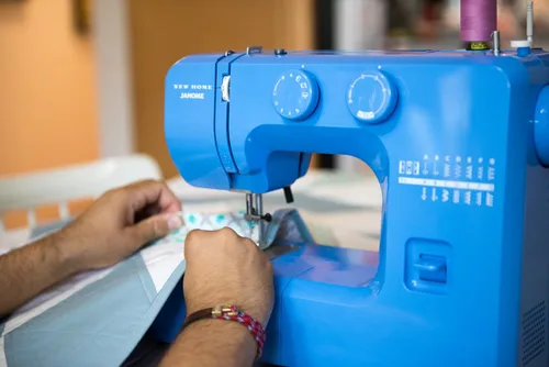Vista 9 de Janome Blue Couture - Máquina de coser fácil de usar con estructura metálica interior, diagrama de bobina, videos tutoriales, ¡hecha pensando