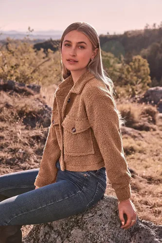 Vista 4 de PRETTYGARDEN Ropa de otoño para mujer, chaqueta de sherpa con solapa mullida, abrigo recortado con botones