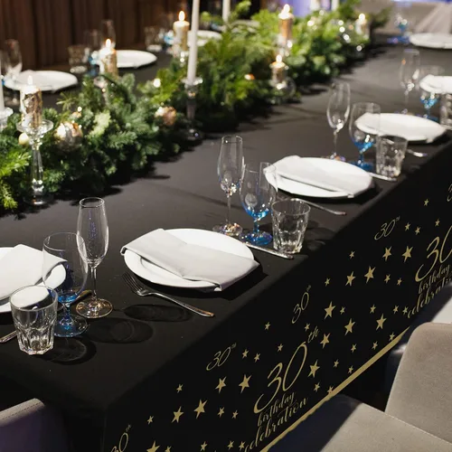 Vista 4 de Gatherfun Mantel Desechable para Cumpleaños de 30 Años Paquete de 4 Dorado y Negro Impermeable Cubierta de Mesa de Plástico para Hombres Mujeres 30
