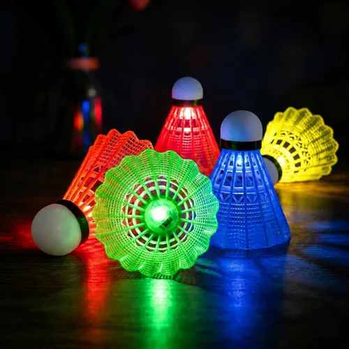 Vista 10 de Glow in The Dark Badminton Birdies,LED Badminton Shuttlecocks for Family Backyards Practice,4/5/6 PCS Nylon/Goose Feather Long Lasting Light Up