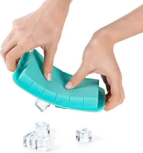 Vista 5 de OXO charola de silicona para hielo, Cubos pequeños , Azul claro
