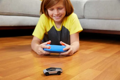Vista 3 de Coche de juguete Hot Wheels RC, Tesla Cybertruck controlado por radio en escala 1:64, para jugar en pista o fuera de ella, incluye controlador