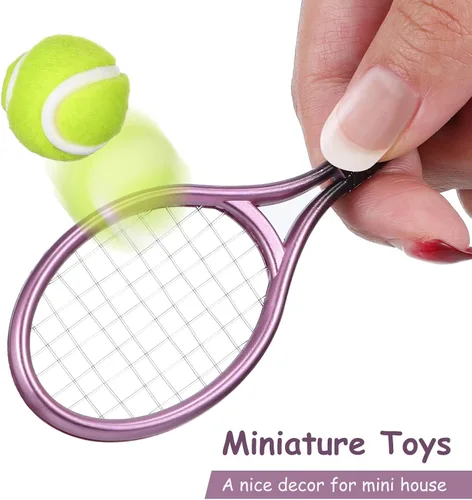 Vista 3 de Kisangel 2 juegos de mini raquetas de tenis y bolas, kit deportivo de casa de muñecas en miniatura a escala 1:12, decoraciones realistas