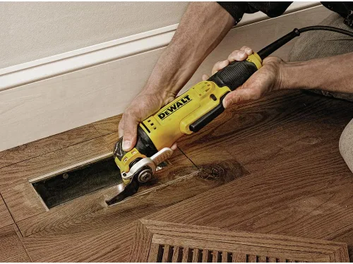 Vista 7 de DEWALT Herramienta Oscilante, 3 Amperios, con Cable, Incluye Hojas para Madera, Papel de Lija y Bolsa de Herramientas (DWE315K)