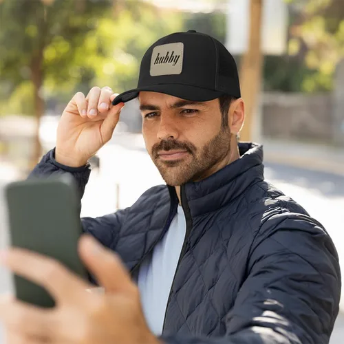 Vista 3 de Speedy Pros Grabado Trucker Mesh Cap Hubby Rectángulo Cuero Parche 5 Panel Sombreros Snapback Poliéster Diseño negro de carga solamente.