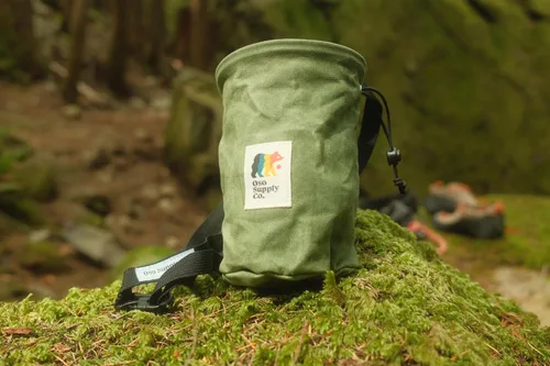Vista 3 de Oso Supply Co - Bolsa de tiza de lona encerada para escalada en roca, cubo de tiza para escalada en roca con cinturón, impermeable, bolsillo