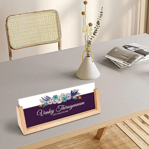 Vista 4 de Placa de nombre para escritorio, placa de nombre de escritorio personalizada de acrílico con base de madera de arce, decoración de escritorio