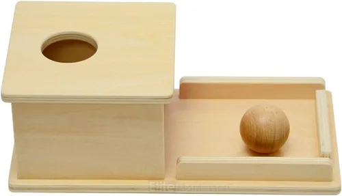Vista 4 de Montessori, caja de permanencia de objetos con charola y pelota.