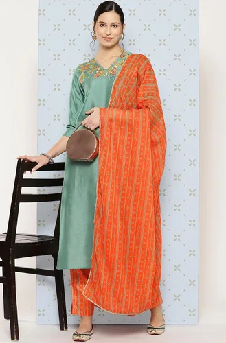 Vista 3 de Janasya Kurta de seda crepé verde salvia india bordada con pantalón y dupatta para mujer