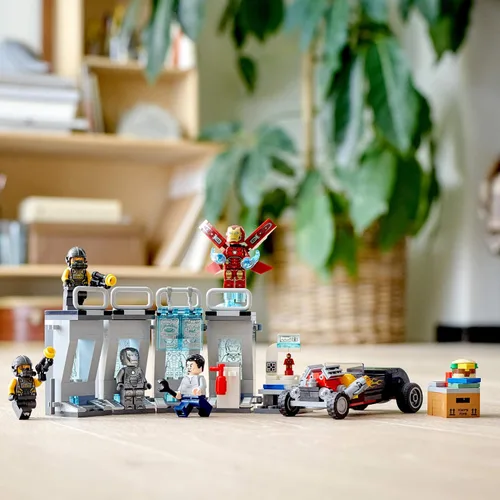 Vista 7 de LEGO Marvel Avengers Iron Man Armory 76167 Kit de construcción (258 piezas)