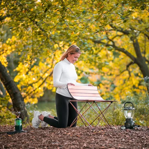 Vista 8 de Alpcour Mesa de camping portátil – Mesa auxiliar plegable ligera y compacta en una bolsa con parte superior de aluminio y bisagra resistente para un
