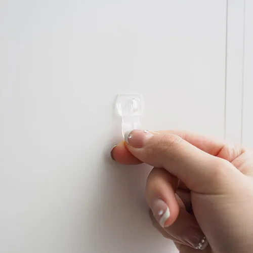 Vista 5 de MOVELYST 100 mini clips de luz transparentes con 120 tiras adhesivas, mini ganchos de pared para interiores sin daños para colgar, clips extraíbles
