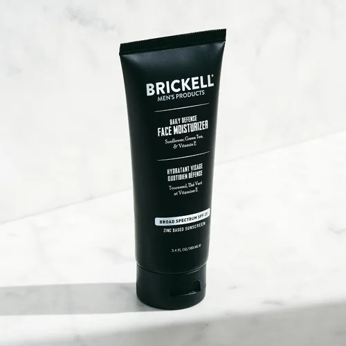 Vista 2 de Brickell Men's Daily Defense SPF20 - Hidratante facial para hombres, natural y orgánico, protector solar mineral hidratante facial de óxido de zinc