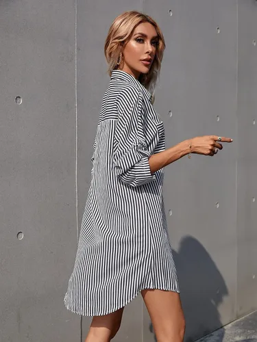 Vista 2 de Romwe Camisas a rayas con botones para mujer, cuello largo enrollado, blusas tipo túnica