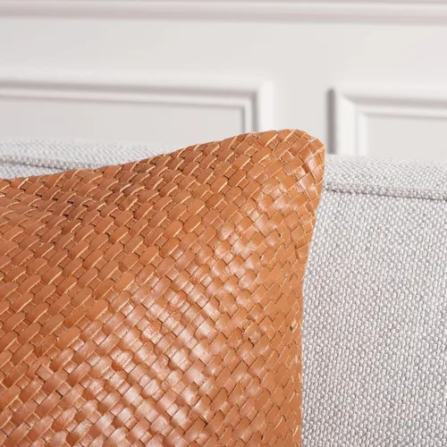 Vista 4 de SAFAVIEH Home Collection Kelci Camel - Almohada rectangular de piel tejida (12.0 x 20.0 in), 20 x 20 pulgadas