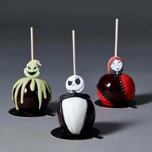 Vista 4 de DecoPac Anillos de The Nightmare Before Christmas, decoraciones de cupcakes con Jack, Sally y Oogie Boogie, paquete de 24
