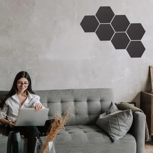 Vista 4 de Tablero de pared hexagonal de fieltro autoadhesivo, 12 unidades, azulejos de notas de boletín absorbentes de sonido para decoración del hogar Negro