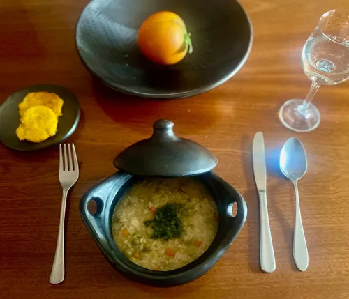 Vista 3 de Juego de 6 tazones de sopa con tapa, taza tradicional colombiana de 6 pulgadas de diámetro, 17 onzas, arcilla negra, original, 100% hecha a mano