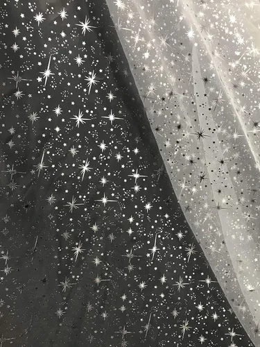 Vista 3 de New Creations Fabric & Foam Inc, 58/60 pulgadas de ancho Starburst plateado sobre tela de organza transparente blanca por The Yard
