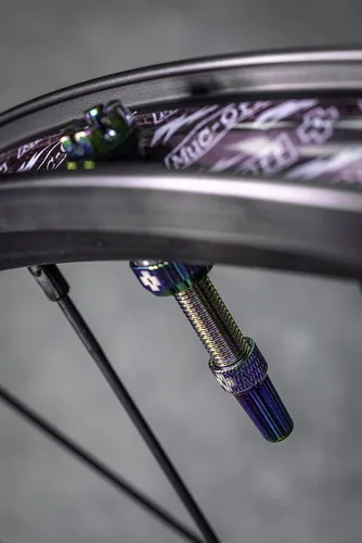 Vista 5 de Muc-Off Sellador de tubo interior sin complicaciones de pinchazos, 1 litro - Sellador de reparación de pinchazos de tubo de bicicleta y válvulas sin