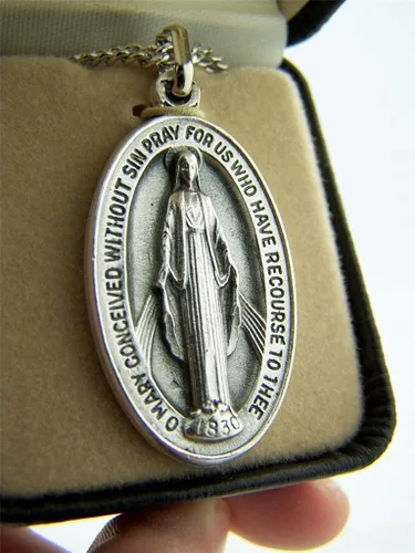 Vista 4 de CB Base en tono plateado medalla ovalada Virgen María Madonna 1 12 pulgadas no aplicable