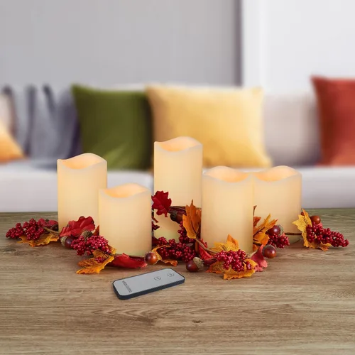 Vista 2 de Elements Juego de 5 velas LED de color marfil con guirnalda de vegetación artificial de cosecha