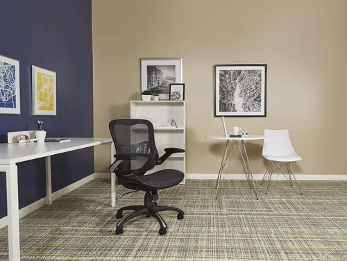Vista 2 de Office Star Riley - Silla de escritorio ventilada para gerente con asiento y respaldo de malla transpirable, base negra con negro