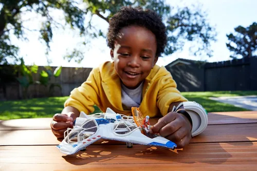Vista 2 de Hot Wheels RC Mattel Disney y Pixar Lightyear nave espacial con Buzz Lightyear figura de acción, dron de control remoto