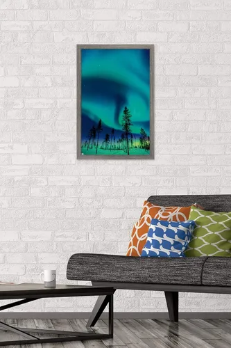 Vista 2 de Trends International Aurora Borealis - Póster de pared, 14.725 x 22.375 pulgadas, versión enmarcada de madera de granero