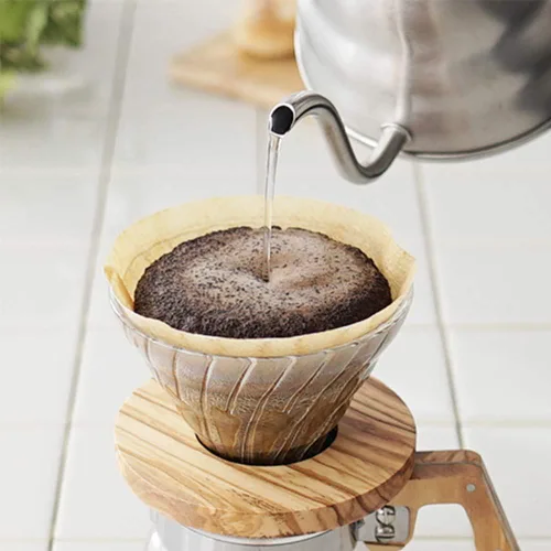 Vista 4 de Hario V60 Gotero de café de cristal, tamaño 01, madera de olivo