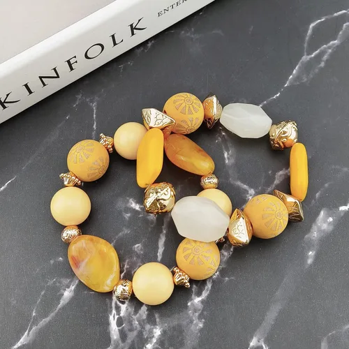 Vista 4 de Bocar Juego de Collar, Aretes y Pulsera de 3 Capas con Cuentas Gruesas, Conjunto de Joyería de Collar de Mujer de Múltiples Capas de Moda Amarillo