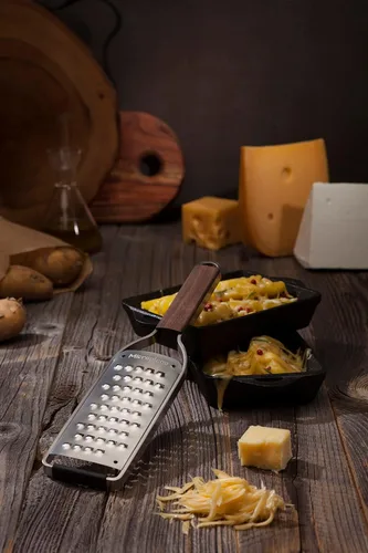 Vista 5 de Microplane Master Series - Rallador de queso de hoja extra gruesa con mango de madera y marco de acero inoxidable