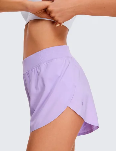 Vista 3 de CRZ YOGA Pantalones cortos deportivos de cintura media Dolphin para mujer, ligeros, con abertura alta, para gimnasio, entrenamiento, con forro