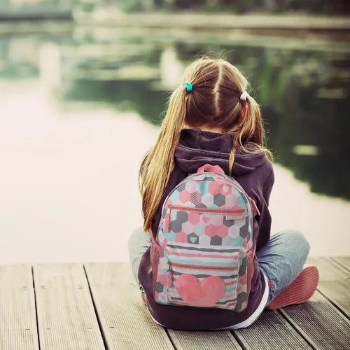 Vista 6 de Mochila para niña con apliques de peluche y bolsillos múltiples