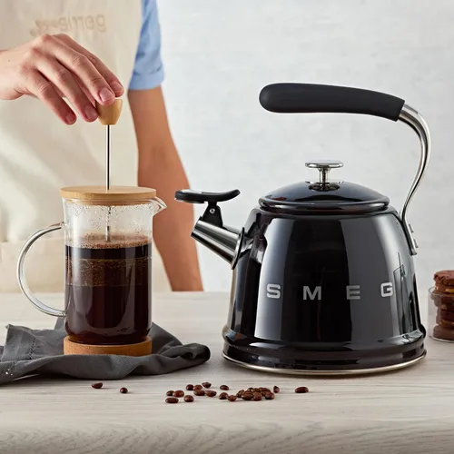Vista 2 de Smeg Tetera silbante Retro para estufa – 2.4L (Negro)