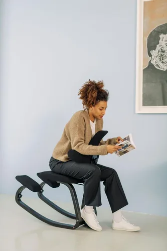 Vista 2 de Varier ThatSit Balans Silla ergonómica ajustable con respaldo, 10 años de garantía limitada, diseñada por Peter Opsvik, color natural/negro