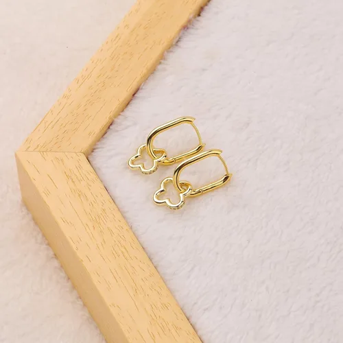 Vista 3 de ToHeart Aretes de trébol de oro para mujer, aretes de aro de trébol de oro de 14 quilates, ligeros, aretes de trébol de cuatro hojas, regalos