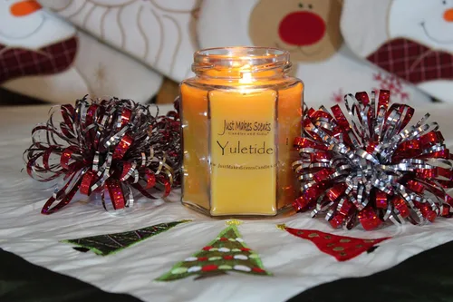Vista 3 de Just Makes Scents Yuletide - Vela de soja mezclada, perfumada con frutas cítricas navideñas y especias, vertida a mano en los Estados Unidos