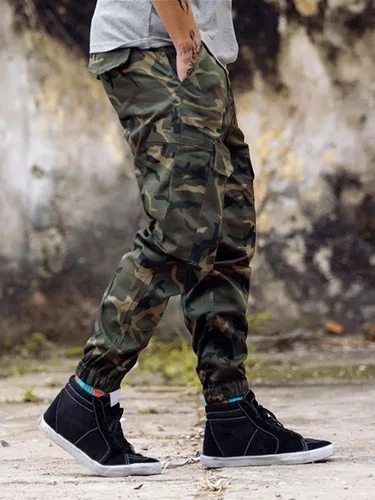 Vista 3 de OYOANGLE Pantalones cargo con estampado de camuflaje y cordón en la cintura con bolsillo y solapa para hombre