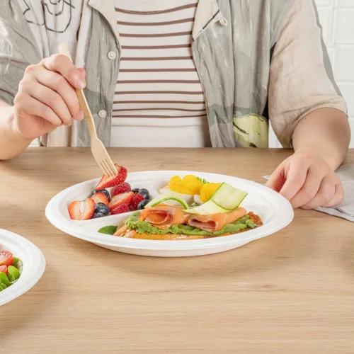Vista 4 de Restaurantware Platos redondos sin PFAS añadidos de 10.3 x 1 pulgada, 100 platos desechables, sostenibles, 3 compartimentos, platos de bagazo