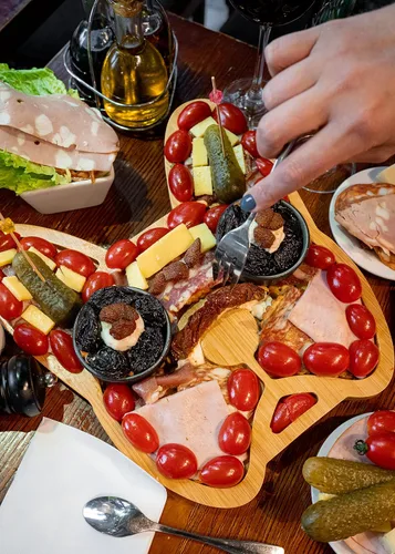Vista 3 de Frenchie The French Bulldog - Tabla de queso, set de regalo original de 12 pulgadas Includes 4 Engraved Mini Forks & Frenchie Gift Box, Cute Dog