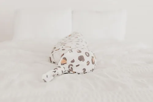 Vista 6 de Copper Pearl Gorro de bebé con nudo superior elástico suave Millie