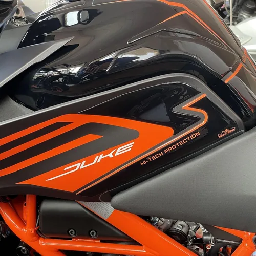 Vista 7 de Adhesivos de resina para motocicleta 3D compatibles con KTM Duke 125 2021 2022. Protección del tanque contra impactos y arañazos. Adhesivos